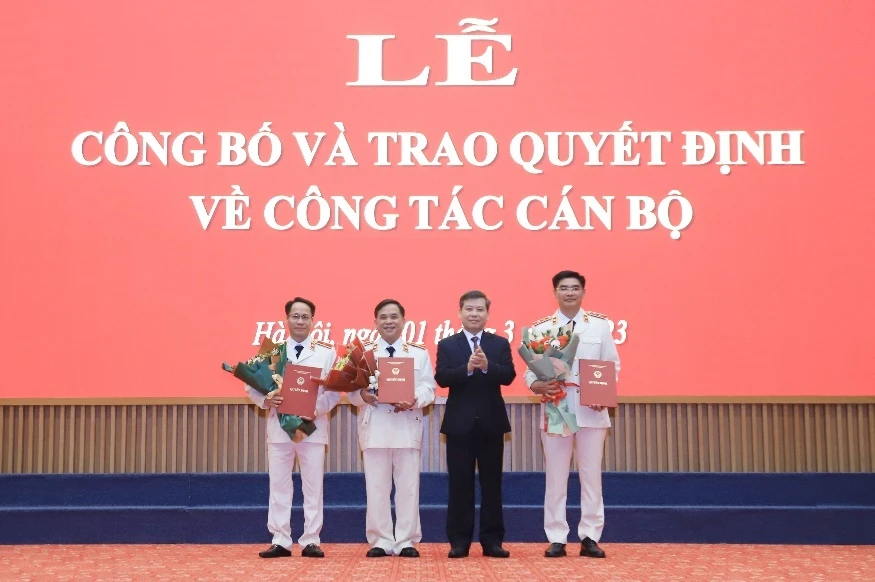 Viện trưởng VKSND Tối cao (Áo đen) trao quyết định bổ nhiệm cho 3 cán bộ. Ảnh: VKSNDTC