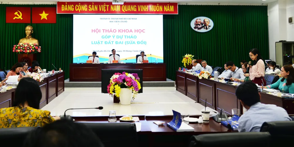 Bà Lê Định Lan Anh, Phó Giám đốc Trung tâm Thông tin và tư vấn công chứng, Sở Tư pháp TP.HCM phát biểu tại hội thảo. Ảnh: QL