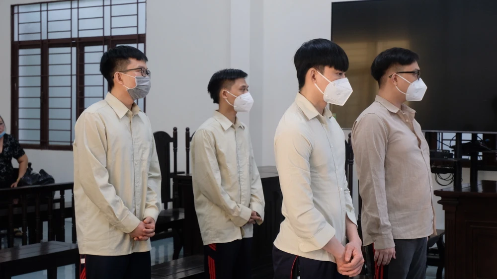 Các bị cáo trong vụ buôn bán thuốc lá nhập lậu tại tòa. Ảnh: SONG MAI