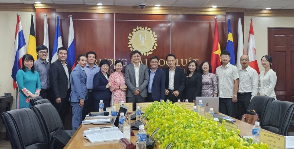 Các chuyên gia tham gia trình bày tham luận tại hội thảo. Ảnh: SONG MAI