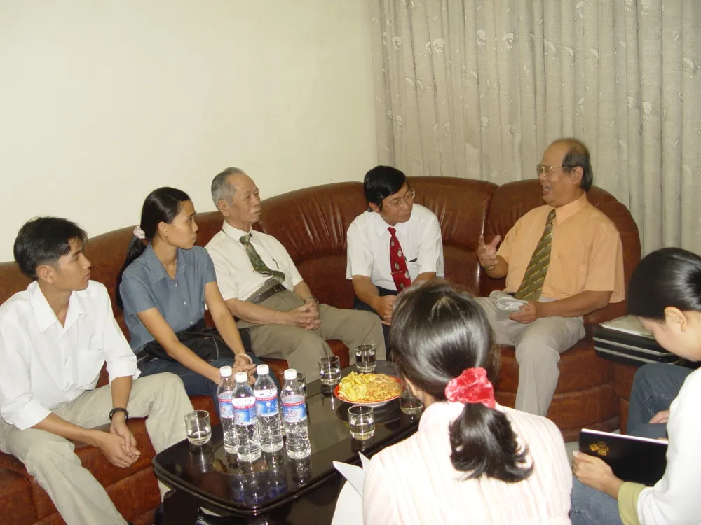 TS-LS Phan Đăng Thanh (bìa phải) trong một buổi gặp mặt giao lưu với bạn đọc trong khuôn khổ chương trình đố vui pháp luật &quot;À ra thế!&quot; của báoPháp Luật TP.HCM. (Kế LS Thanh là ông Phạm Phú Tâm, nguyên Tổng Biên tập báo Pháp Luật TP.HCM). Ảnh: HTD