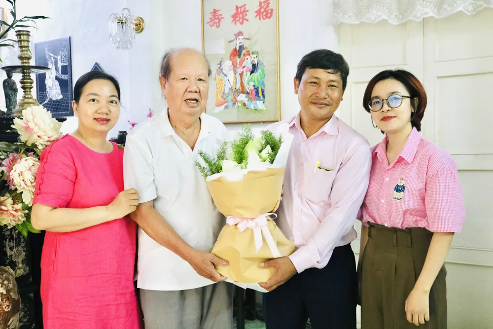 Báo Pháp Luật TP.HCM thăm TS-LS Phan Đăng Thanh nhân dịp ông xuất bản sách mới. Ảnh: DI LINH