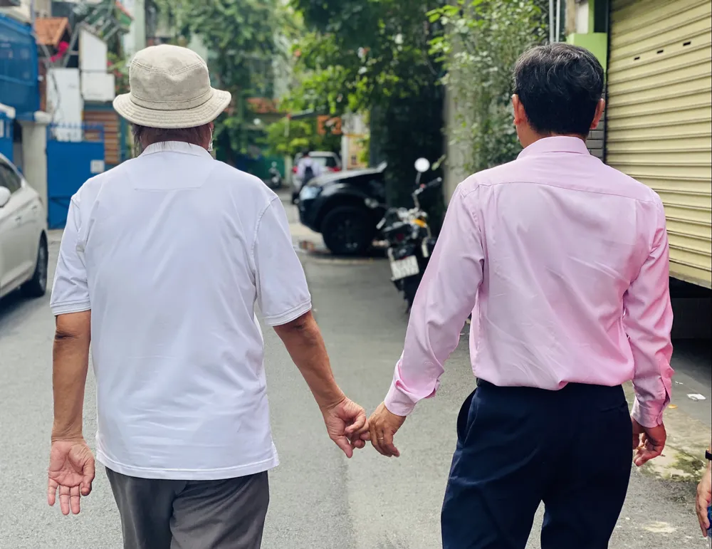 TS-LS Phan Đăng Thanh (trái) ở tuổi 77 vẫn chăm tập thể dục, ăn uống khoa học để có đủ sức khỏe thực hiện đam mê nghiên cứu của mình. Ảnh: DI LINH