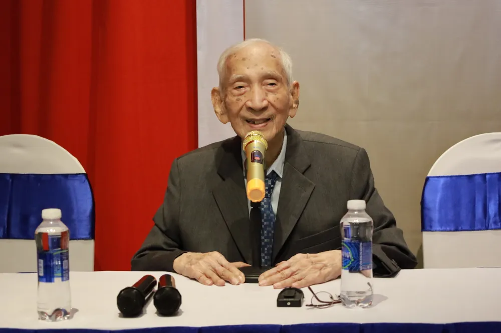 Nhà sử học Nguyễn Đình Đầu chia sẻ về cuốn sách. Ảnh: DI LINH