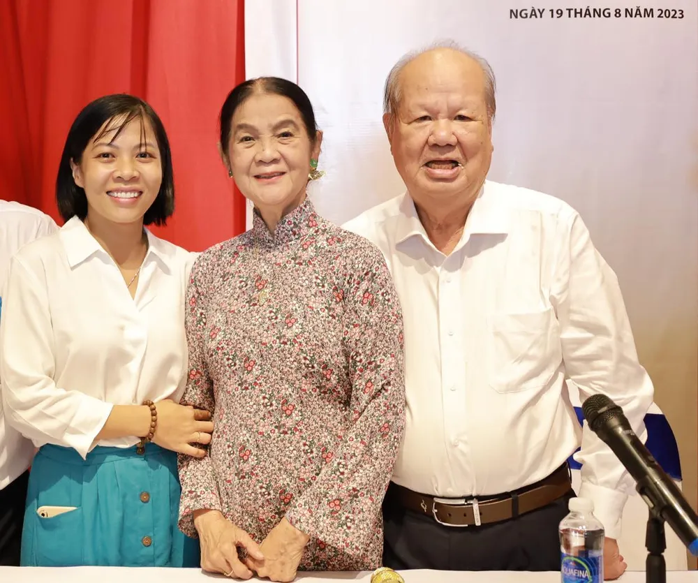 TS Nguyễn Thị Thu Thủy (trái) cùng hai tác giả Tiến sĩ - Luật sư Phan Đăng Thanh và Luật sư Trương Thị Hòa. Ảnh: DI LINH