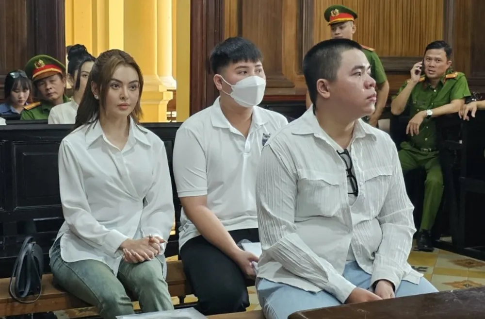 Các bị cáo tại toà. Ảnh: SONG MAI Các bị cáo tại toà. Ảnh: SONG MAI