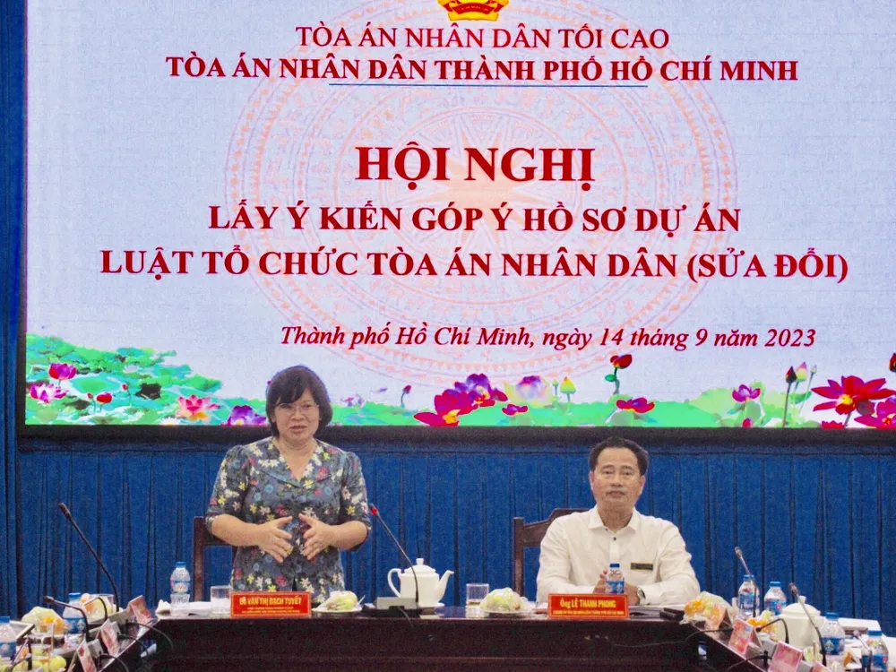 Hội nghị do ông Lê Thanh Phong (Chánh án TAND TP.HCM) và bà Văn Thị Bạch Tuyết (Phó Trưởng Đoàn chuyên trách Đại biểu Quốc hội TP.HCM) chủ trì. Ảnh: YC Luat-To-chuc-TAND-suadoi.jpg