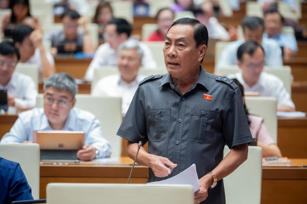 ĐB Phạm Văn Hòa đề nghị phải quy định cụ thể về độ tuổi tối đa của lực lượng tham gia bảo vệ an ninh, trật tự ở cơ sở. Ảnh: QH DB-phạm-văn-hoà.jpeg