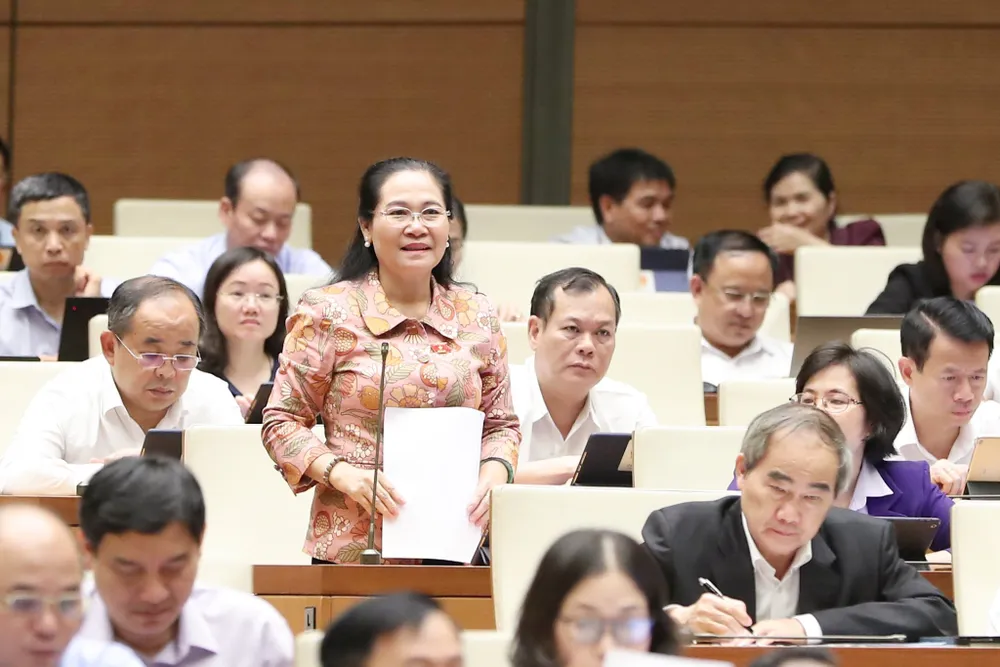 Chủ tịch HĐND TP.HCM Nguyễn Thị Lệ nêu ý kiến về quy định đặt cọc tại Dự thảo Luật Kinh doanh Bất động sản (sửa đổi) sáng 31-10. Ảnh: PHẠM THẮNG dat-coc-DB-Nguyen-Thi-Le.jpeg