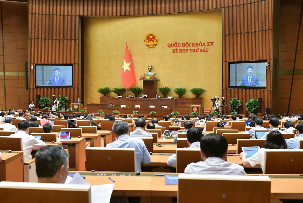 Quốc hội nghe Bộ trưởng Bộ Tư Pháp Lê Thành Long trình bày tờ trình Dự án Luật Thủ đô (sửa đổi). Ảnh: QH Quốc hội bàn việc tăng thu nhập cho cán bộ, viên chức Thủ đô