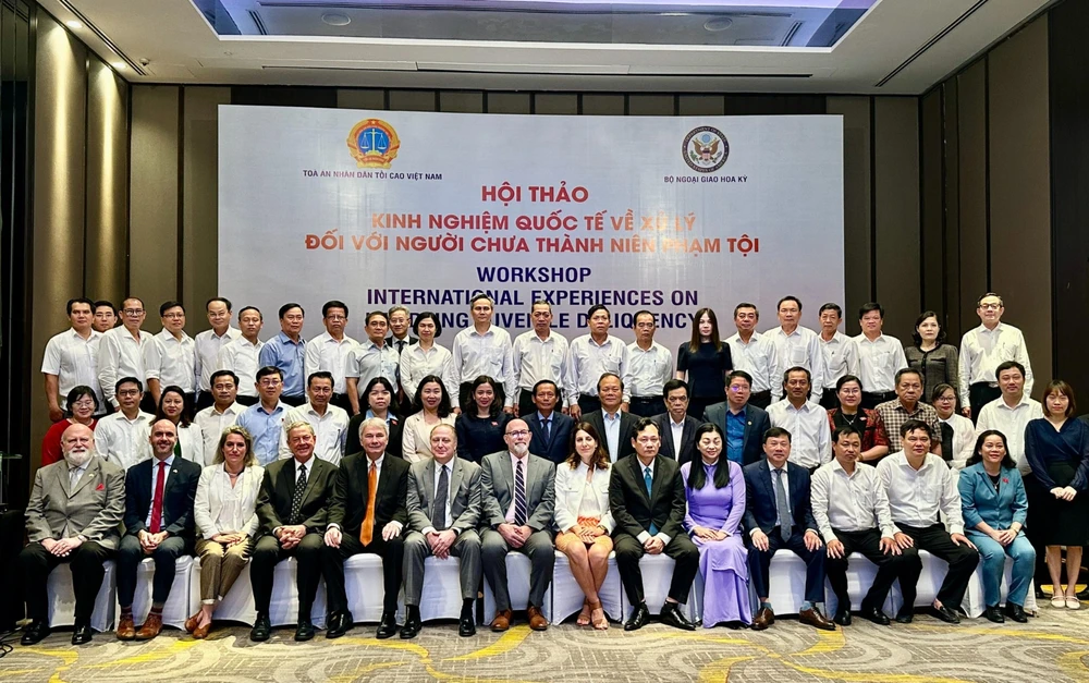 Các đại biểu tham dự hội thảo “Kinh nghiệm quốc tế về xử lý người chưa thành niên phạm tội” chụp hình lưu niệm