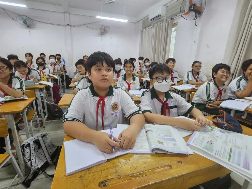 Học sinh Trường THCS Hà Huy Tập, quận Bình Thạnh trong một giờ học. Ảnh: NGUYỄN QUYÊN chính sách mới