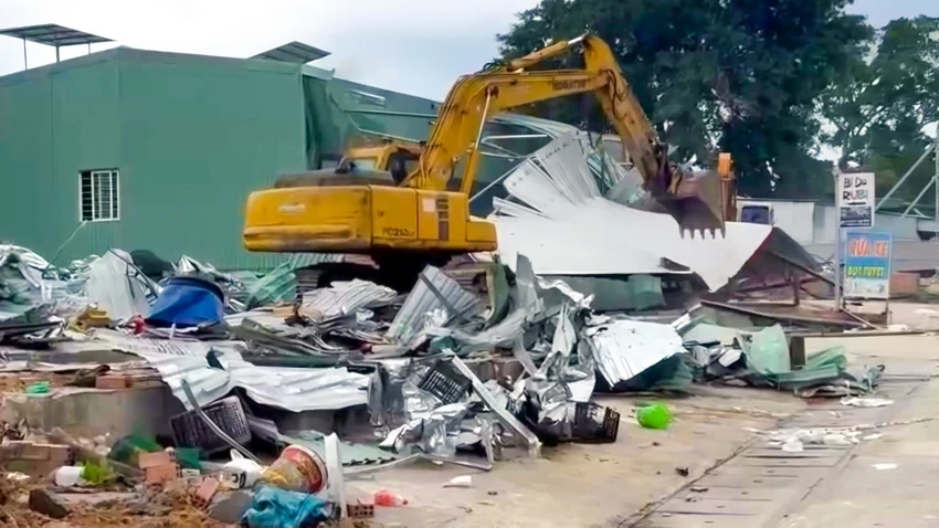 Lực lượng chức năng tỉnh Kiên Giang tiến hành cưỡng chế buộc thực hiện biện pháp khắc phục hậu quả hai hộ dân lấn chiếm đất dự án và đất rừng tại xã Gành Dầu, TP Phú Quốc hôm 9-4. Ảnh: HOÀNG HỮU 27 hành vi vi phạm Luật Đất đai.png