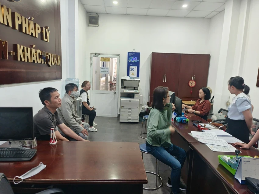 Người dân tới văn phòng công chứng làm hồ sơ. Ảnh: HỮU ĐĂNG công chứng ngoài trụ sở