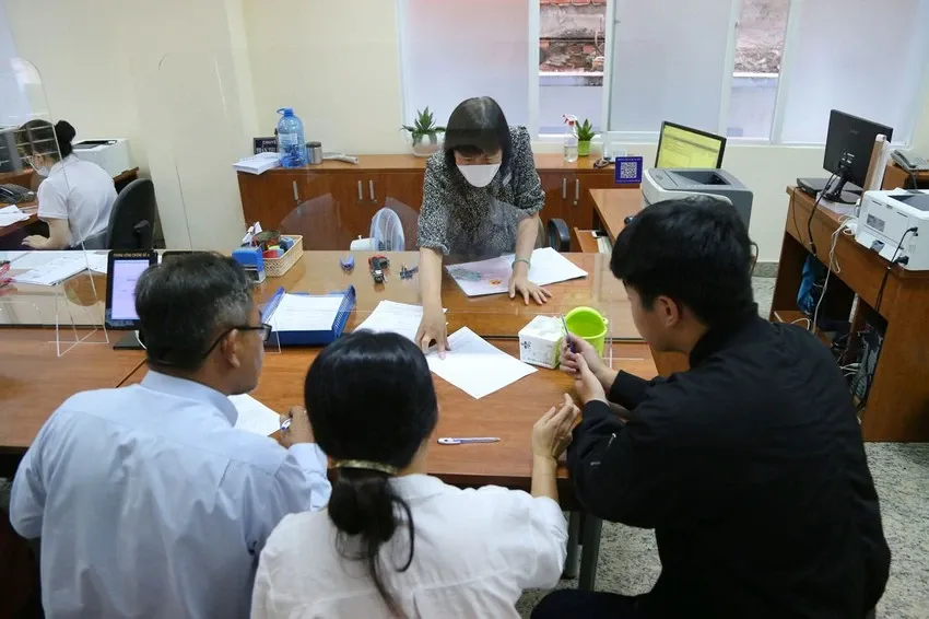 Người dân đến công chứng tại một phòng công chứng (ảnh minh họa). Ảnh: HOÀNG GIANG công chứng viên