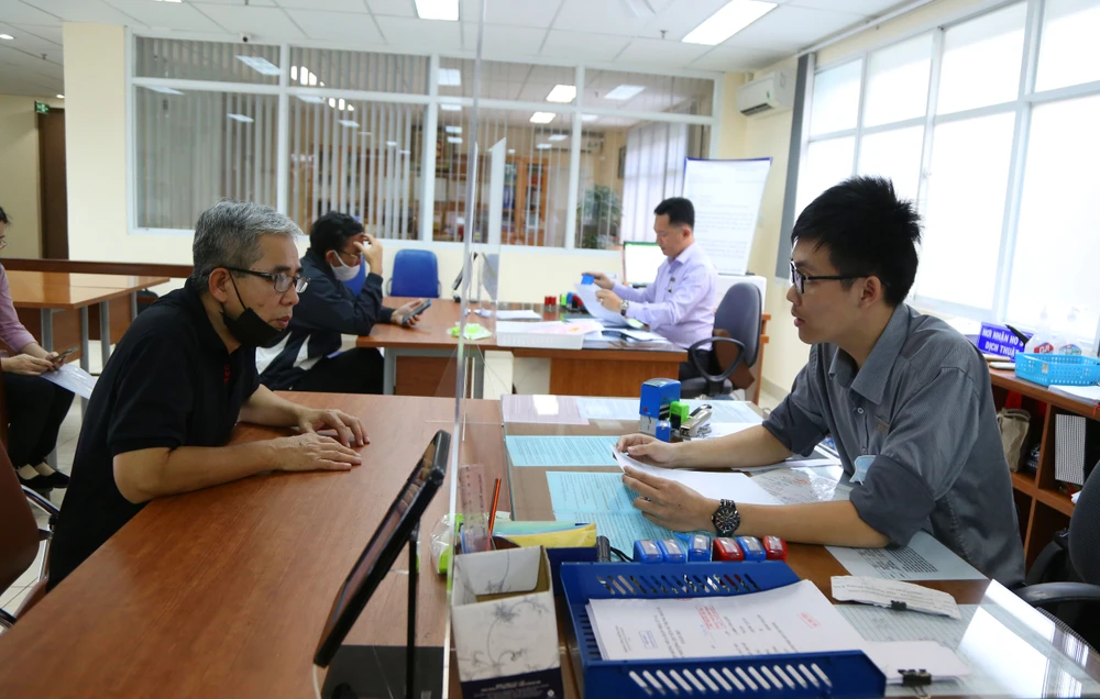 Người dân đến làm thủ tục tại Phòng Công chứng số 4, TP.HCM. Ảnh: HOÀNG GIANG bổ nhiệm công chứng viên
