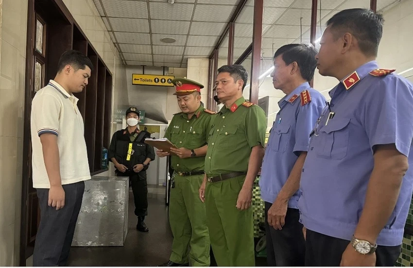 Công an đọc Quyết định khởi tố bị can, lệnh bắt bị can để tạm giam đối với Lê Dương. Ảnh: VH thanh-buoi.png
