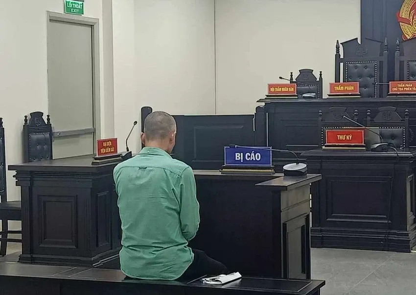 Phiên tòa xét xử bị cáo tội tàng trữ trái phép vũ khí quân dụng khi cất dấu 1 viên đạn dùng cho súng ngắn Colt tại nhà. tàng trữ 1 viên đạn