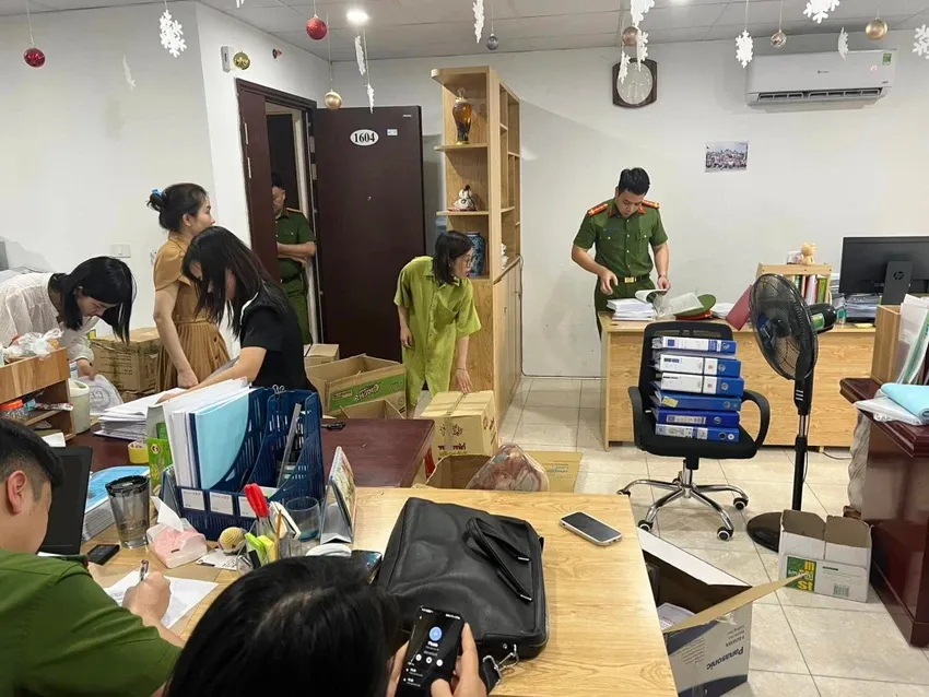 Cơ quan CSĐT Công an tỉnh Phú Thọ khám xét nơi làm việc của các đối tượng trong vụ án làm giả báo cáo đánh giá tác động môi trường. Ảnh: CA đánh giá tác động môi trường