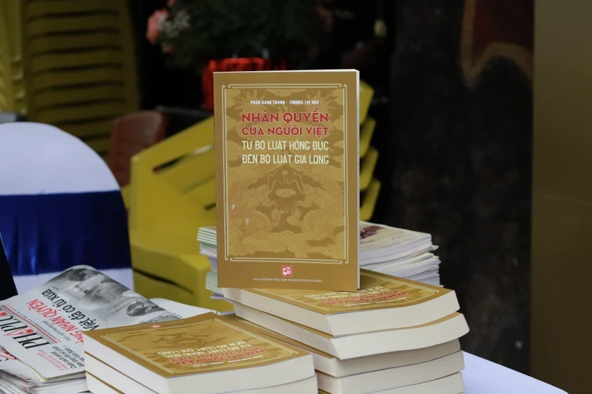 Cuốn sách Nhân quyền của người Việt từ Bộ luật Hồng Đức đến Bộ luật Gia Long. Ảnh: DI LINH trị tội phạm tham nhũng