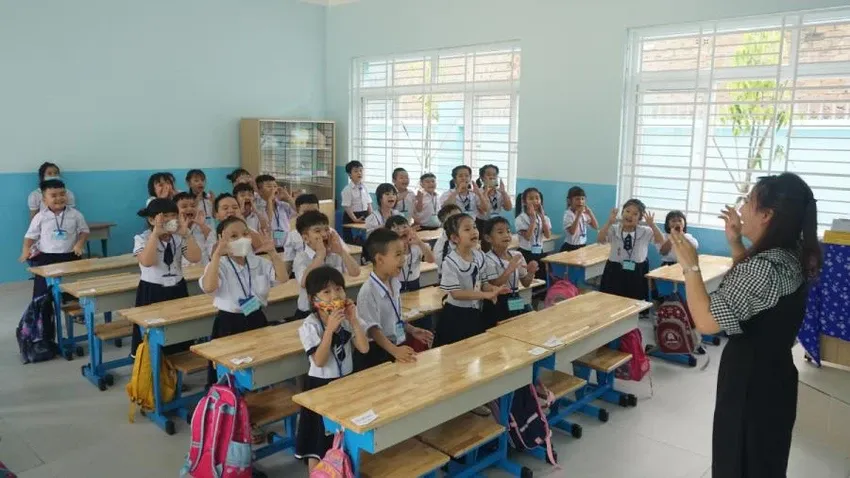 Cô giáo và học sinh trong lớp học. Ảnh: NGUYỄN QUYỀN chế độ ốm đau