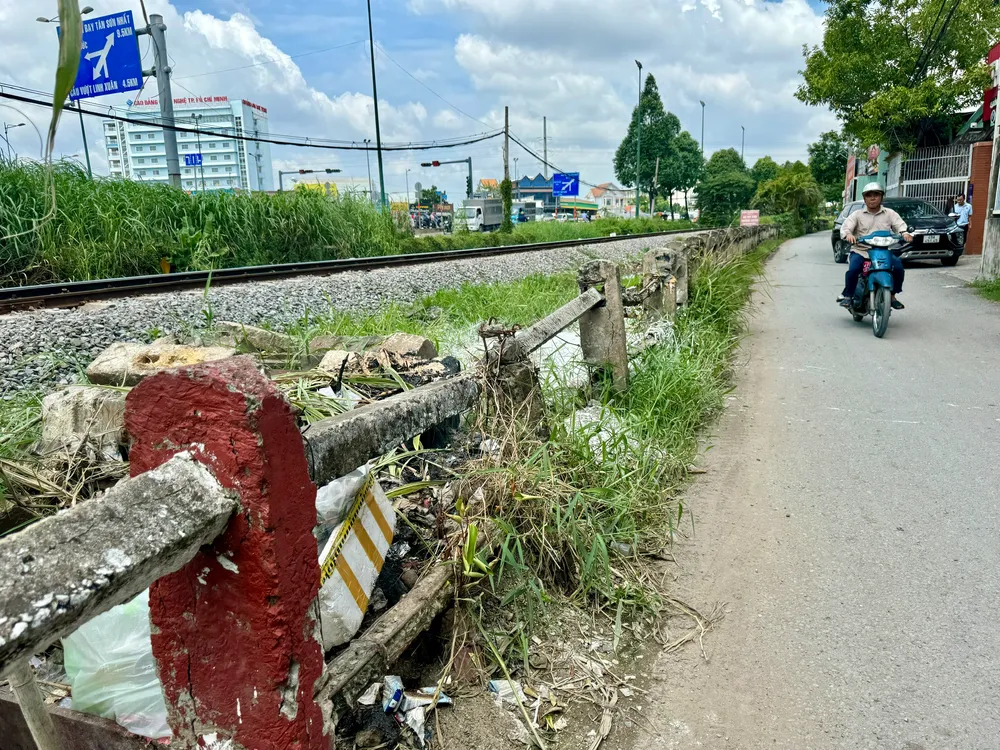 Một đoạn hàng rào đường sắt thuộc phường Linh Đông, TP Thủ Đức. TP.HCM. Ảnh: HUỲNH THƠ hàng rào bảo vệ đường sắt