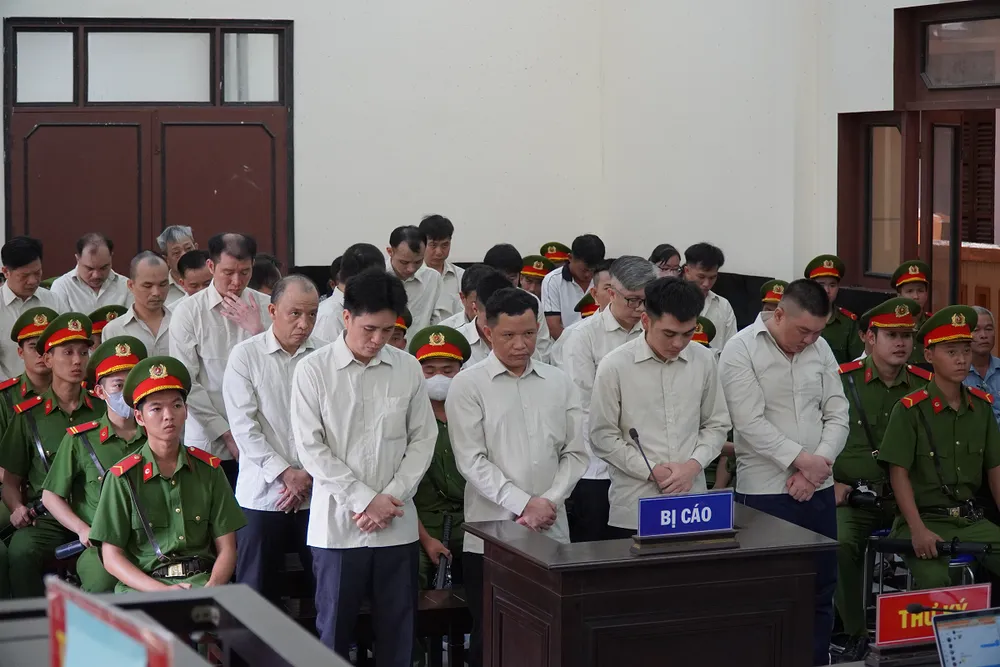 Các bị cáo tại tòa. giả tài liệu