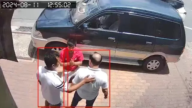 Tài xế xe ô tô màu xanh (áo đỏ) phải quỳ xuống xin lỗi trước sự đe doạ của Trần Tấn Phong. đập kính ô tô