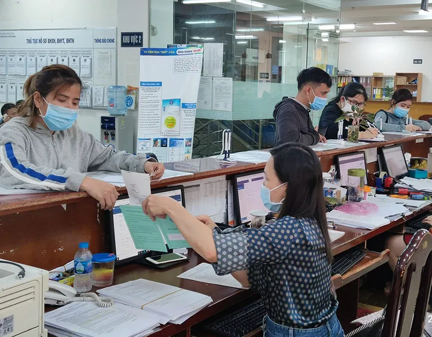 Người dân đến Cơ quan BHXH TP.HCM thực hiện các thủ tục về BHXH. Ảnh: NGUYỄN HIỀN Thủ tục hành chính về BHXH