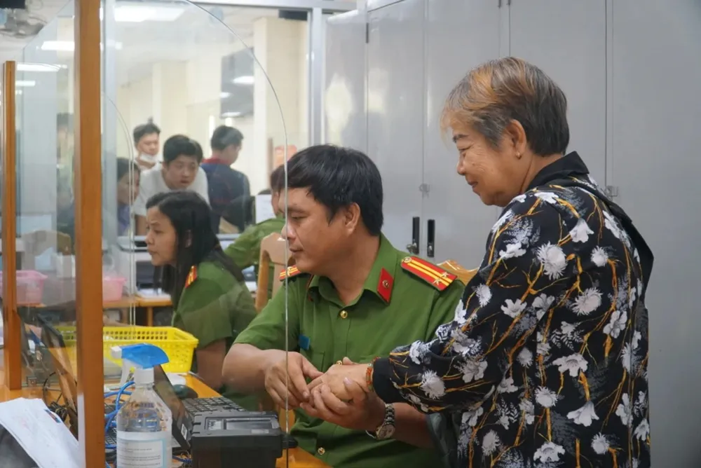 Khi thực hiện thủ tục cấp căn cước, công an vẫn thu thập vân tay, đặc điểm nhân dạng của người dân và lưu trữ trong chip điện tử. Ảnh: Nguyễn Hiền bỏ dấu vân tay