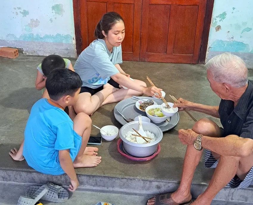 Bị cáo Ngân cùng ông nội và hai con nhỏ. Ảnh: NVCC Phán quyết của tòa