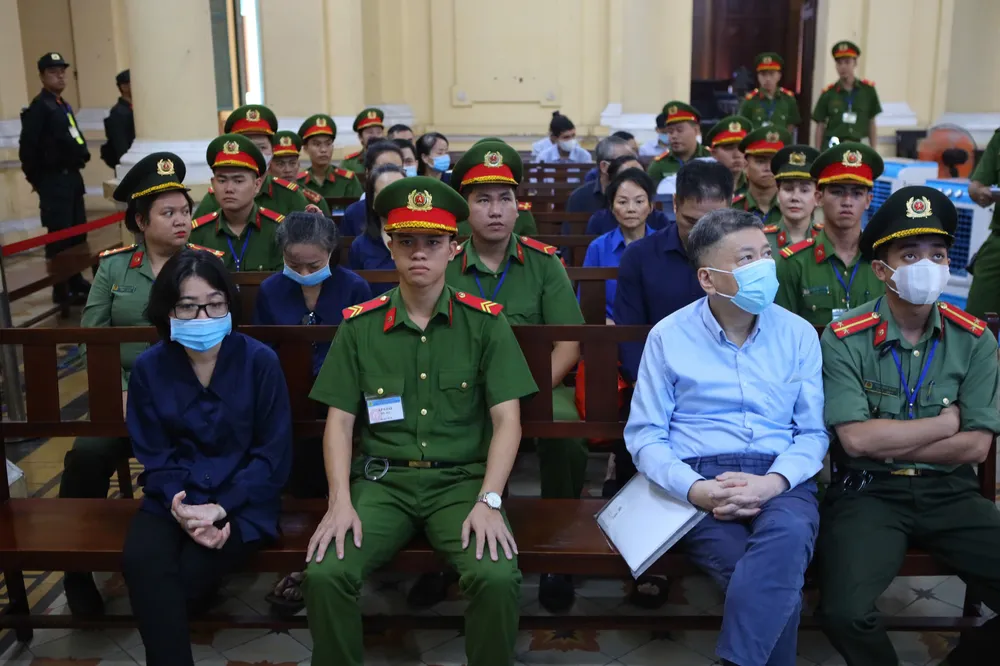 Trong ngày xét hỏi đầu tiên HĐXX tiến hành xét hỏi đối với nhóm các bị cáo bị truy tố về tội lừa đảo chiếm đoạt tài sản. Ảnh: NGUYỆT NHI Vạn Thịnh Phát