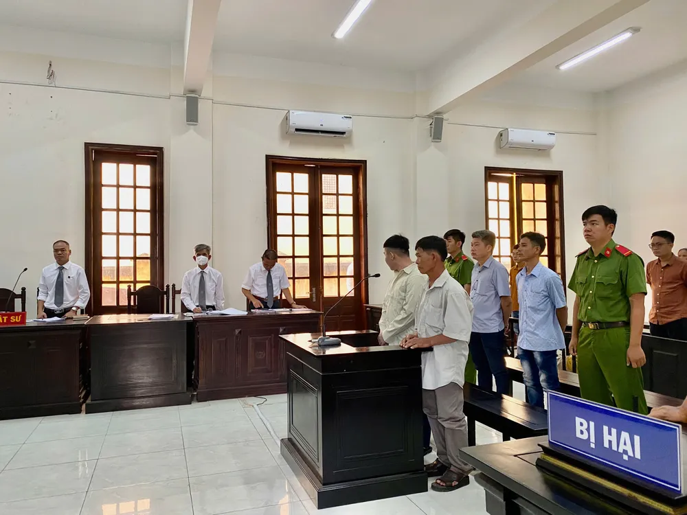 Quang cảnh phiên tòa. Ảnh: YC ông thợ hồ