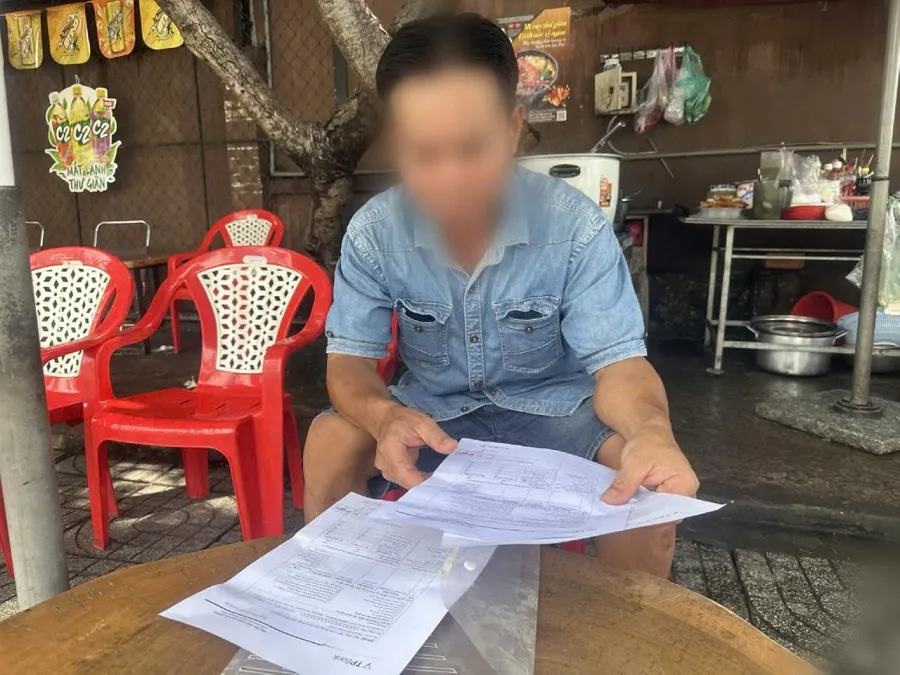 Ông TQĐ, ngụ tại huyện Hóc Môn, TP.HCM, như “ngồi trong đống lửa” khi số tiền gần 120 triệu đồng mà gia đình ông chuyển nhầm cho người khác vẫn chưa được nhận lại. Ảnh: VÕ HÀ chuyển tiền nhầm tài khoản
