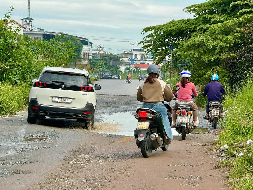 9 năm làm không xong một đoạn đường, kéo theo nhiều khó khăn trong đi lại của người dân. 9 năm làm không xong một đoạn đường
