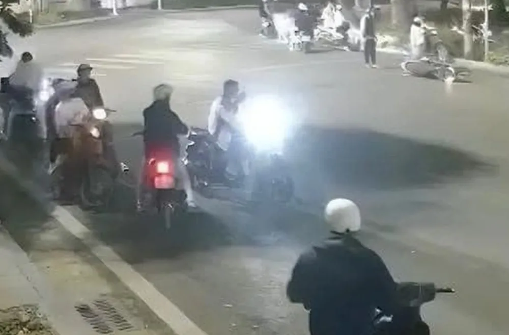 Nhóm thanh thiếu niên gây tai nạn giao thông khiến nạn nhân dừng đèn đỏ tử vong. Ảnh: Cắt từ clip. cô gái dừng đèn đỏ