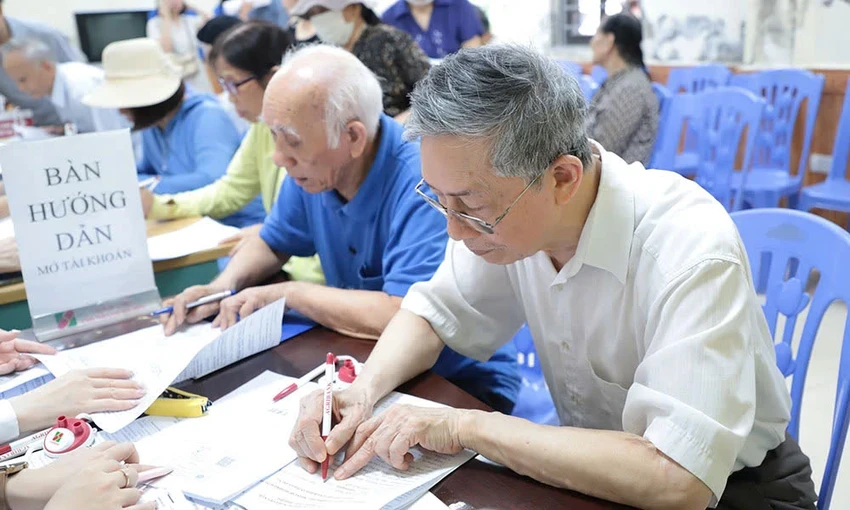 Người già nhận lương hưu. Ảnh: N.LONG lương đóng BHXH