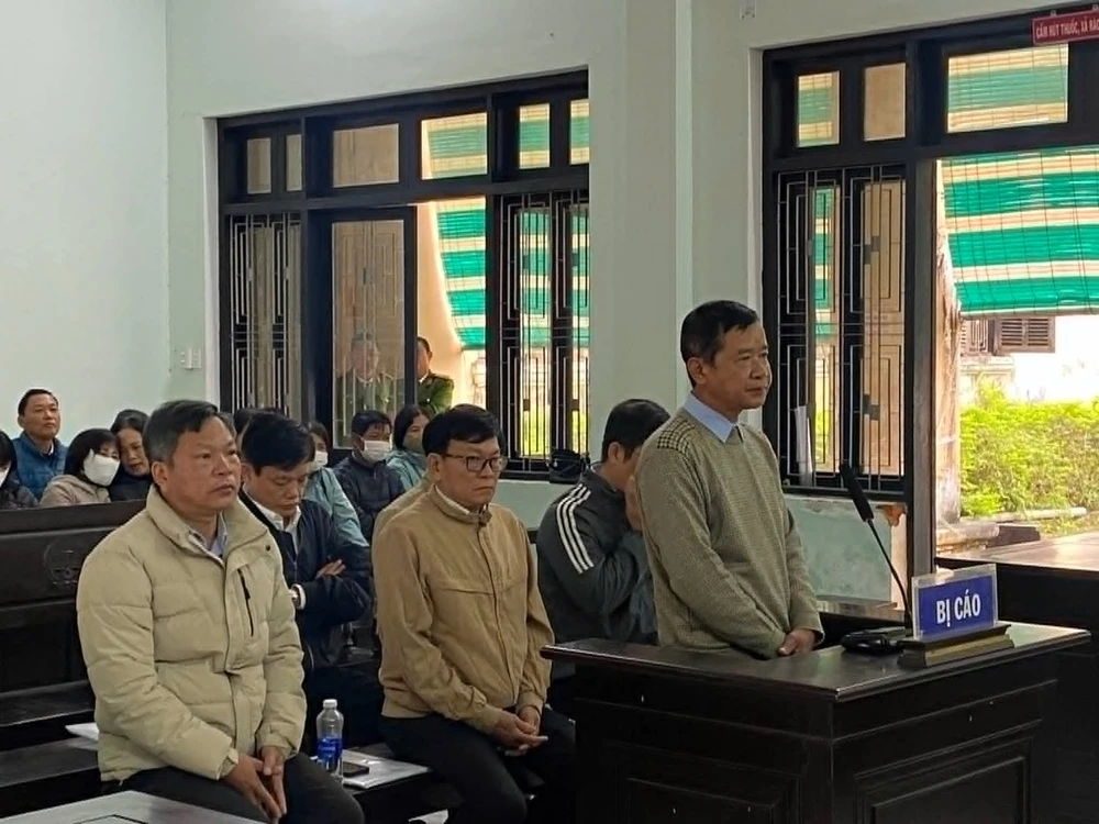 Các bị cáo tại tòa. Ảnh: ND trung-tam-dang-kiem.png