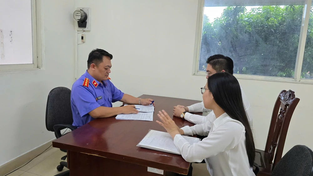 Điều tra viên Cơ quan điều tra VKSND Tối cao làm việc với luật sư của gia đình bé Trân. Ảnh: PHƯƠNG LOAN vu-tai-nan-o-vinh-long.png