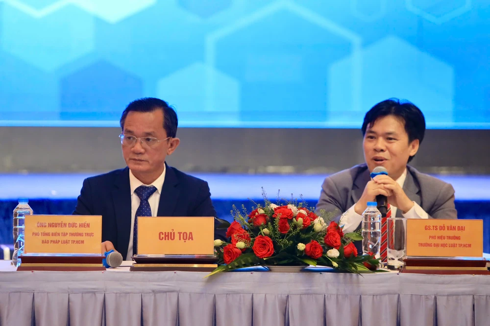 GS-TS Đỗ Văn Đại, Phó Hiệu trưởng Trường ĐH Luật TP.HCM (bên phải) và nhà báo Nguyễn Đức Hiển, Phó Tổng Biên tập thường trực báo Pháp Luật TP.HCM, đồng chủ trì hội thảo. Ảnh: NGUYỆT NHI Chu-toa.png
