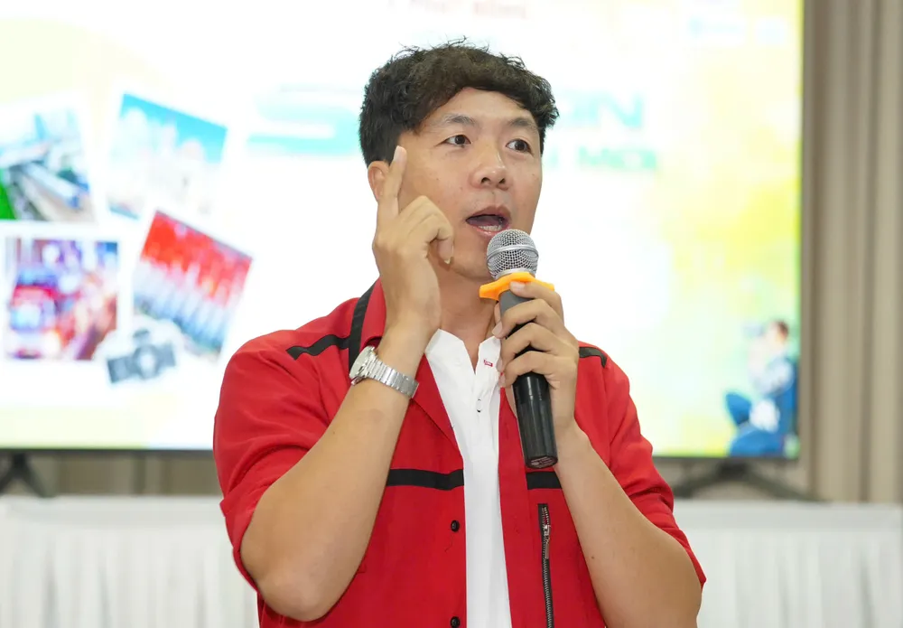 Nhiếp ảnh gia Ngô Trần Hải An phát biểu tại buổi lễ. Ảnh: THUẬN VĂN