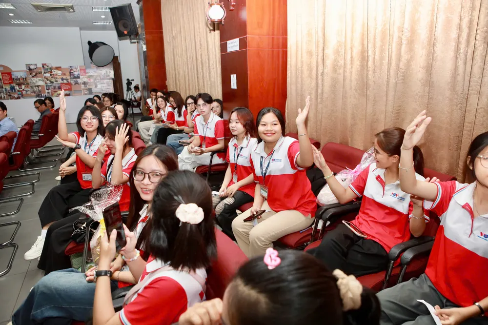 Các bạn sinh viên hào hứng đặt câu hỏi cho BTC chương trình. Ảnh: NGUYỆT NHI