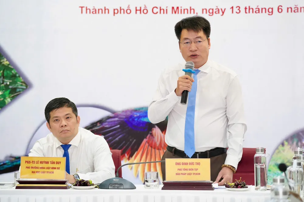 Nhà báo Đinh Đức Thọ, Phó Tổng biên tập Báo Pháp Luật TP.HCM phát biểu khai mạc. Ảnh: THUẬN VĂN Phat-biue.png