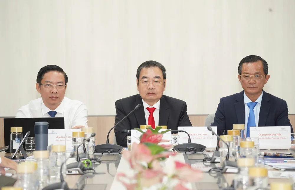 Các Chủ tọa của Hội thảo (từ trái qua): Ông Quách Hữu Thái, Phó Chánh án TAND TP.HCM; PGS.TS Lê Vũ Nam, Phó hiệu trưởng Trường ĐH Kinh tế - Luật và Nhà báo Nguyễn Đức Hiển, Phó Tổng biên tập Thường trực báo Pháp Luật TP.HCM. Ảnh: THUẬN VĂN