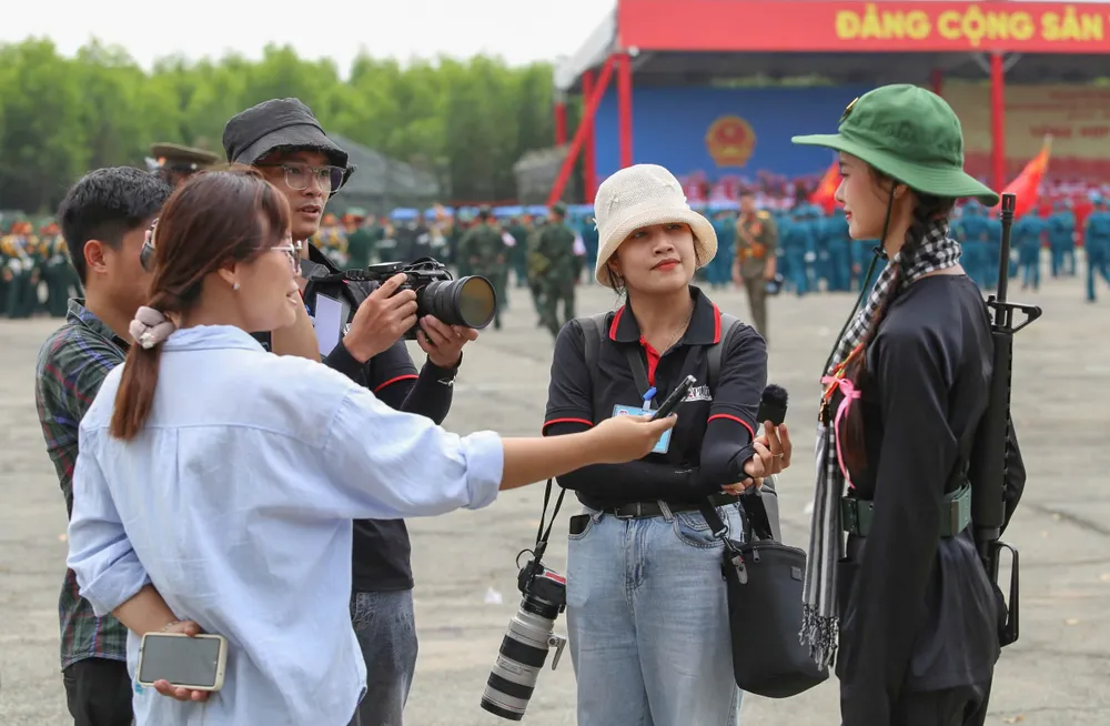 PV tác nghiệp các hoạt động trong đại lễ 30-4. Ảnh HOÀNG GIANG.jpg