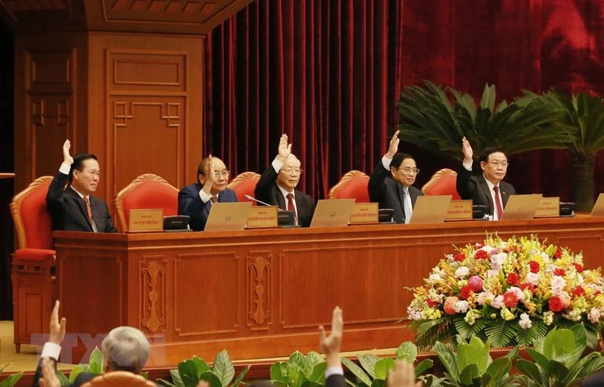 Bàn điều hành, từ trái qua phải, Thường trực Ban Bí thư Võ Văn Thưởng, Chủ tịch nước Nguyễn Xuân Phúc, Tổng Bí thư Nguyễn Phú Trọng, Thủ tướng Chính phủ Phạm Minh Chính, Chủ tịch Quốc hội Vương Đình Huệ, biểu quyết thông qua chương trình làm việc Hội nghị lần thứ 5, BCH Trung ương khóa XIII. Ảnh: TTXVN.