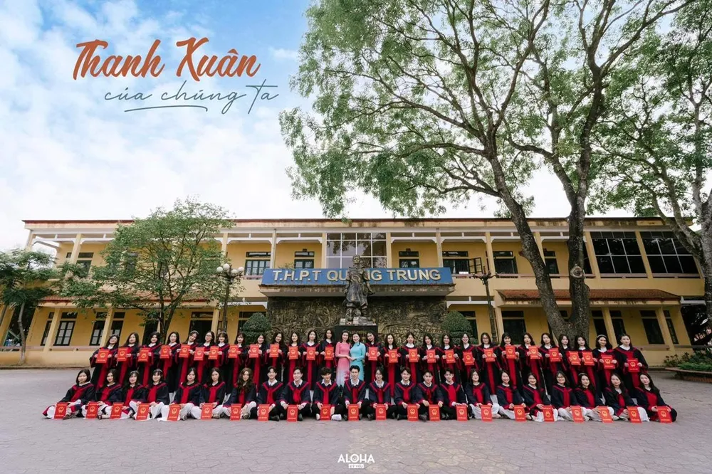 Tập thể lớp 12C4, THPT Quang Trung, huyện Thủy Nguyên, Hải Phòng chụp ảnh kỷ niệm sau khi kết thúc năm học 2021-2022. Ảnh: NVCC.