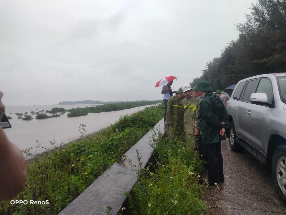 Đoàn công tác kiểm tra một tuyến đê xung yếu ở Đồ Sơn, Hải Phòng. Không có rừng ngập mặn phía ngoài, nếu sóng lớn sẽ có thể gây sạt lở tuyến đê này. Ảnh: Nguyễn Hiền HP
