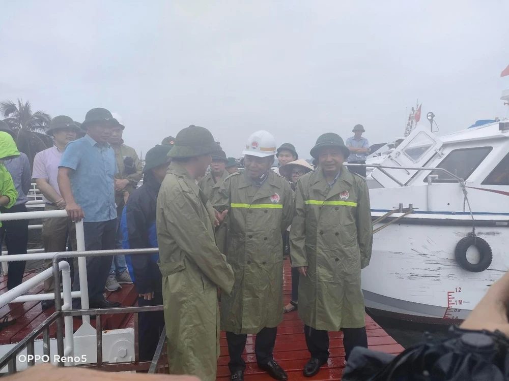 Đoàn công tác của Ban Chỉ đạo quốc gia về Phòng, chống thiên tai kiểm tra công tác phòng, chống bão tại cảng tàu du lịch Tuần Châu, Quảng Ninh. Ảnh: Nguyễn Hiền HP.