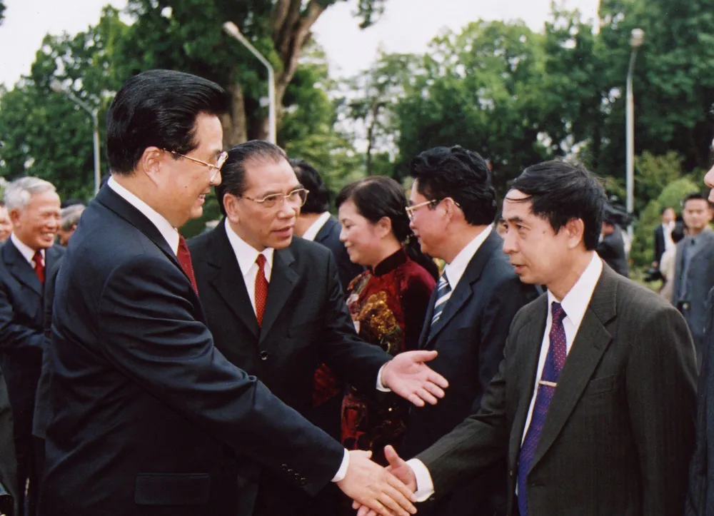 Tổng Bí thư Nông Đức Mạnh đón Tổng Bí thư - Chủ tịch nước CHND Trung Hoa Hồ Cẩm Đào trong chuyến thăm Việt Nam, năm 2005. Bìa phải là ông Nguyễn Vinh Quang, lúc đó là Vụ trưởng Vụ Trung Quốc và Đông Bắc Á - Ban Đối ngoại Trung ương. Ảnh: NVCC